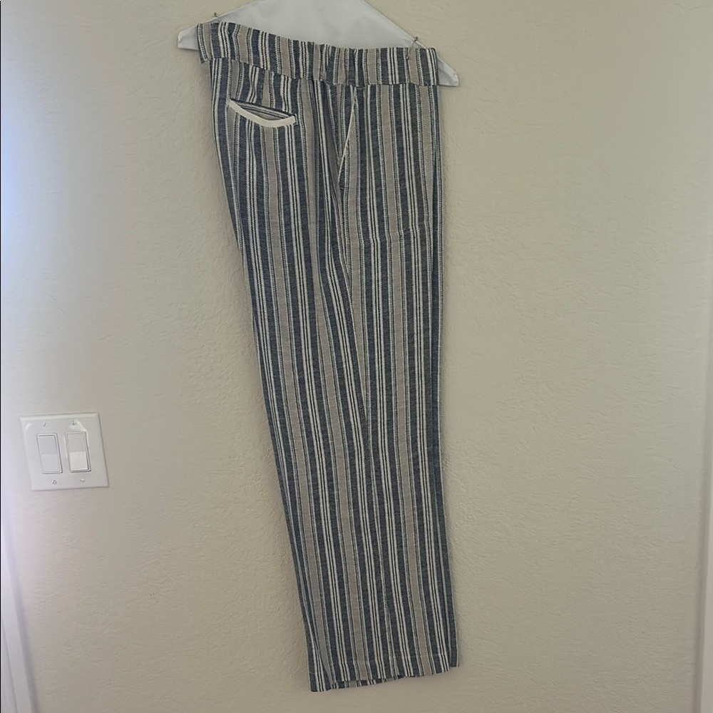 Caslon Linen Black/ White wide legged pants with drawstring waist. Classic look!